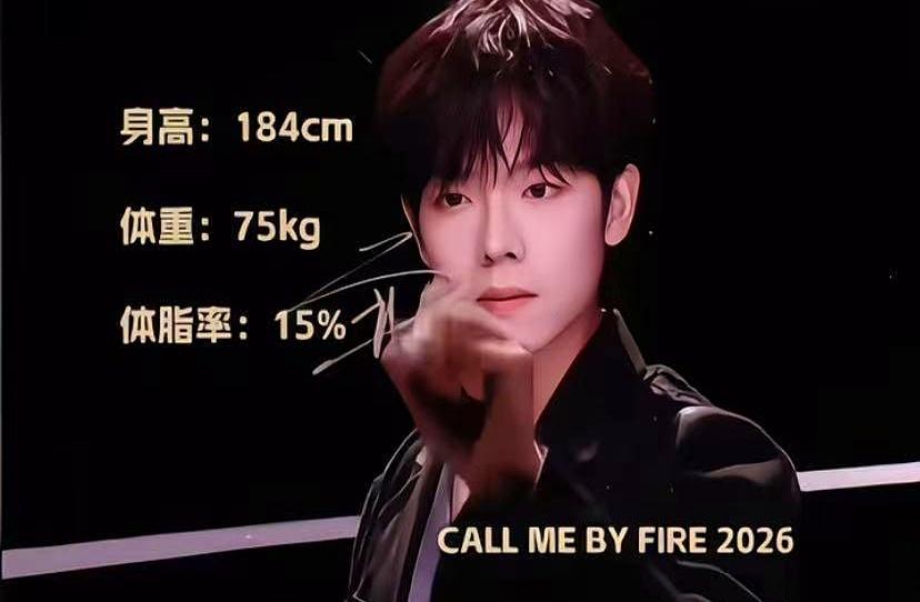 你敢信？短剧里他矮小到像被“压缩”过，私底下却直接反手掏出1米84的身高牌——