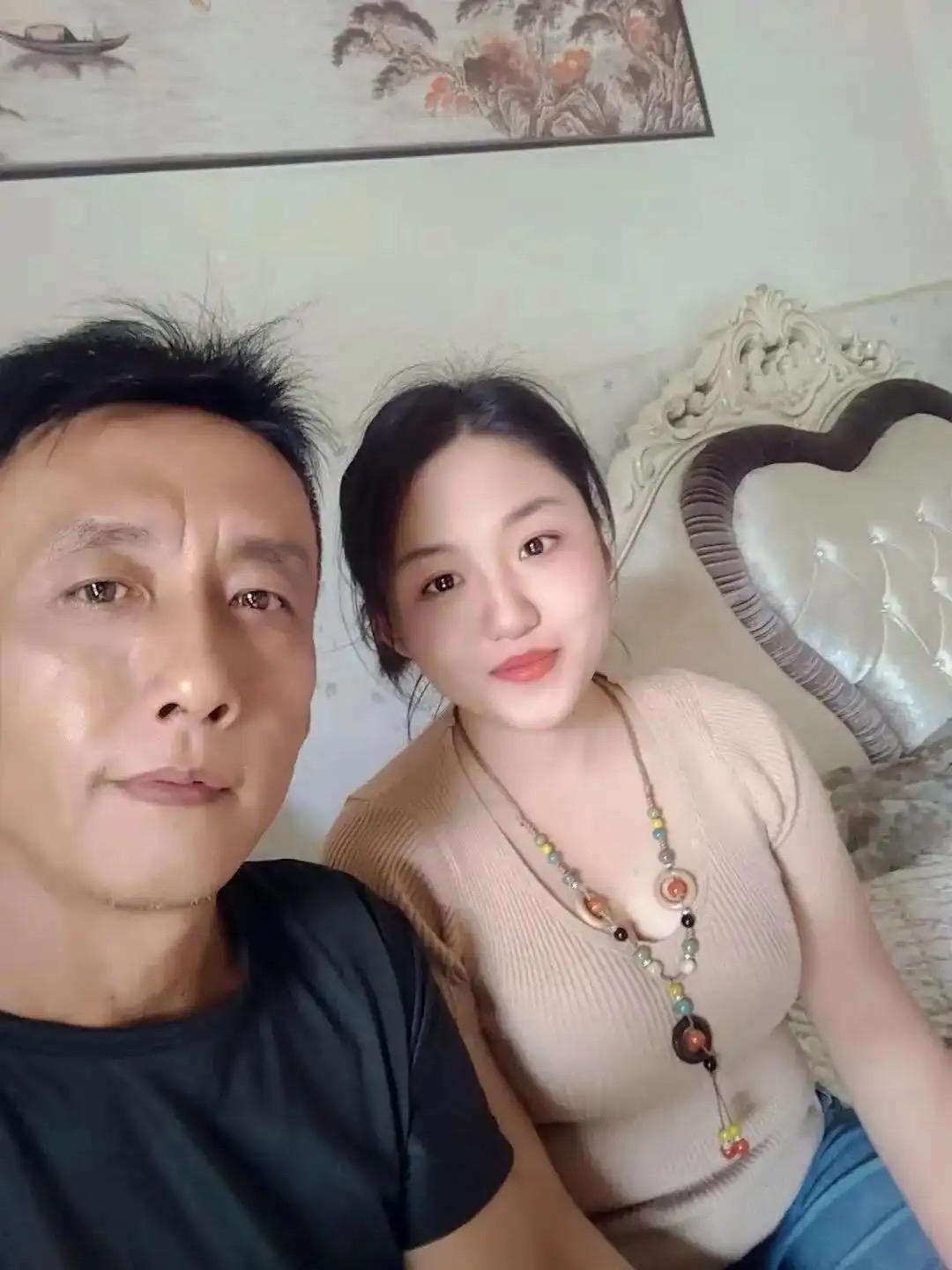 【@头条逗趣小鲁班】很好奇大哥是怎么找到这么好看的老婆[笑着哭]