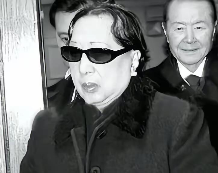 民国四大家族，当年在中国那是何等的风光。蒋宋孔陈，四个姓，攥着整个中国的钱袋子、
