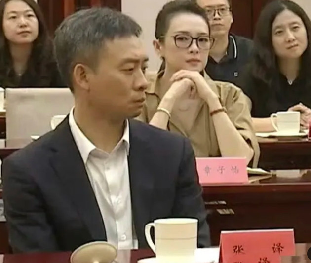 47岁张译头发花白，51岁吴京梳辫子络腮胡，46岁章子怡少了紧张多了从容，应该是