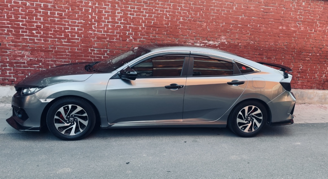 十代思域液态金属银16款十代思域，无论从姿态，油耗，动力都是yyds，液态金