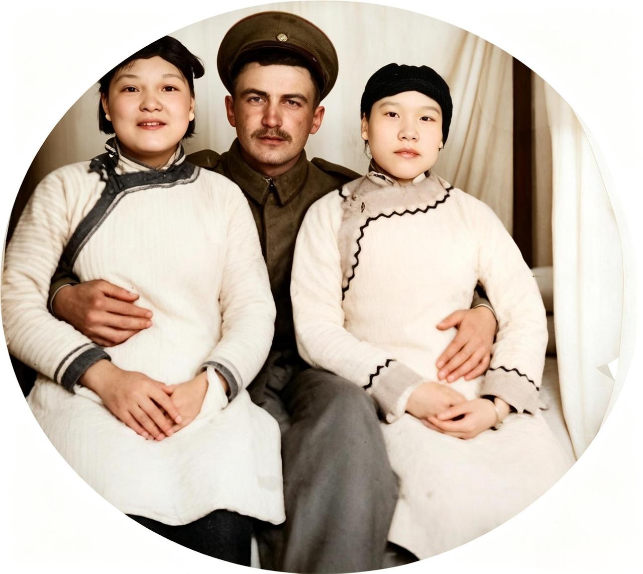 这是一九零零年八国联军中的一名德军士兵左搂右抱两名青楼女子。虽然，两名青楼女子非
