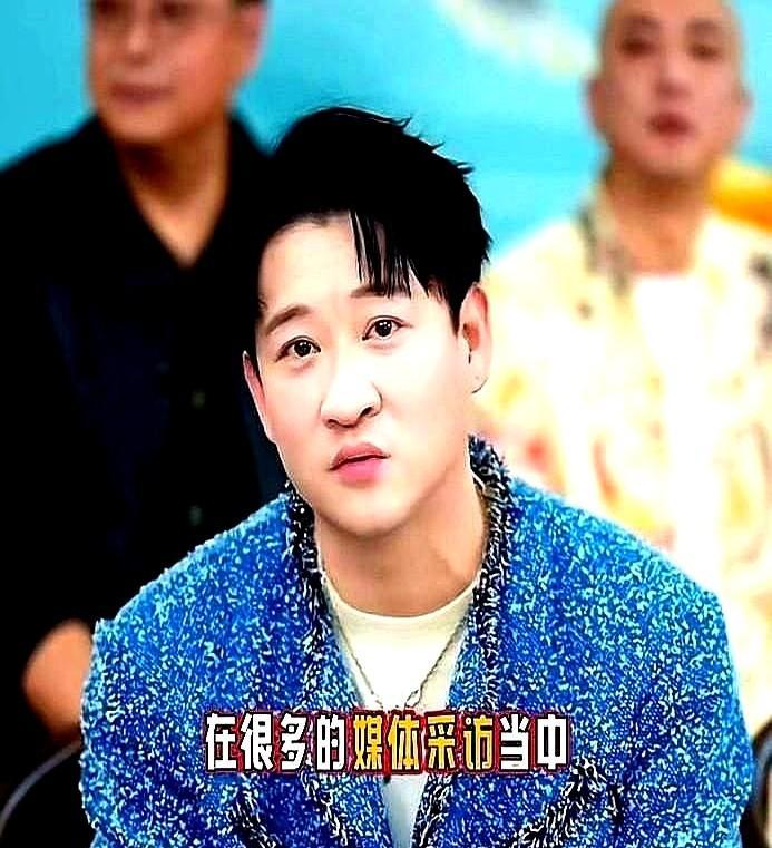 曹云金一场直播，五块钱门票，三万人在线听段子。德云社剧场，票价翻倍，老头老太太