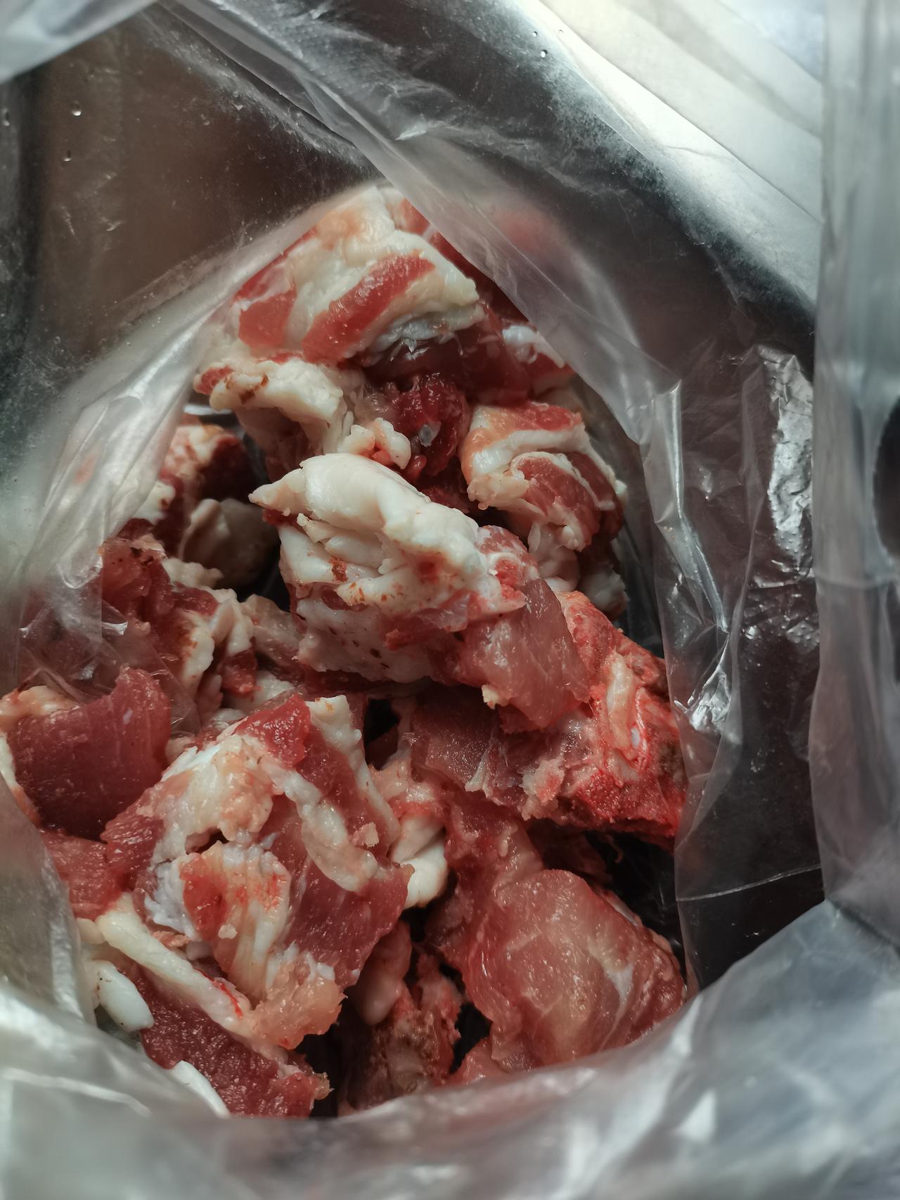 生猪期货（连续）价格跌至9130元/手（一手16吨）再创新低，我今天买的排骨一斤