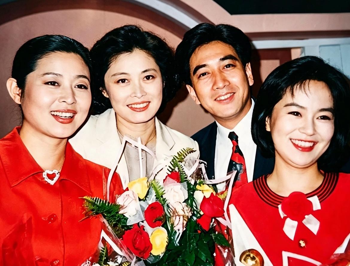 这张珍贵照片里，只认出年轻时的倪萍、敬一丹、水均益。右一这位女士没认出来，你知道