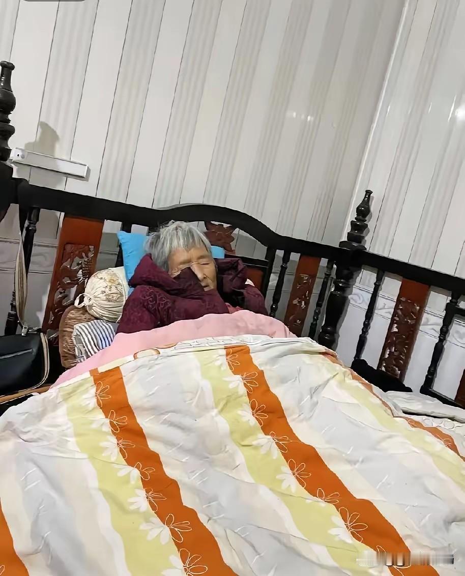 八十七岁邻居老人查出肺癌，子女只带她回家打止痛针，不再做专业治疗。这事儿乍一