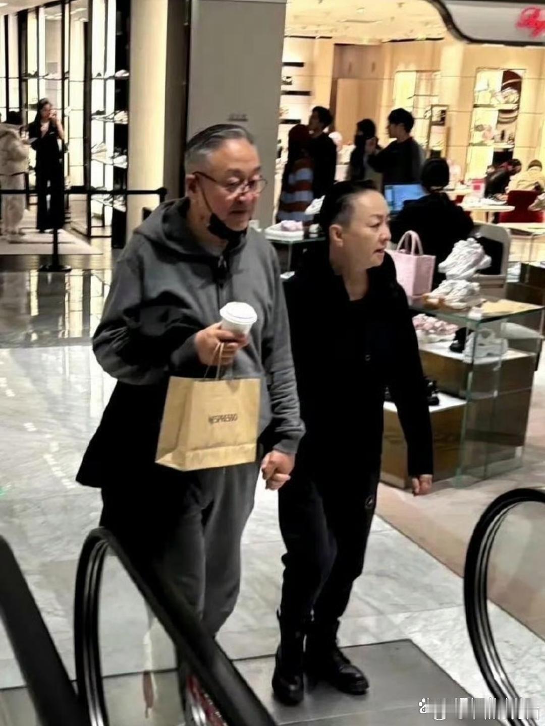 宋丹丹和富⁠豪老﻿公⁠逛街被偶遇网‎⁠友‎直﻿‏呼：⁠这才是真有钱人的﻿‎穿法，