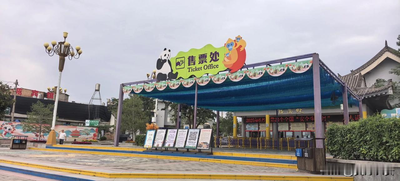 今天去秦岭野生动物园去玩儿，路边遇到几个妇女，说是可以领我走小路，把车直接开到动