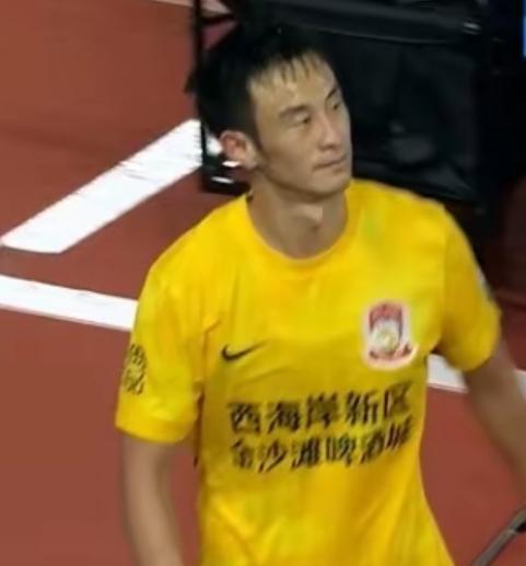 彭欣力挺狠啊，对泰山队仇恨挺深啊。一拳撂倒马德鲁加恐怕也没出来这口气，如果有可
