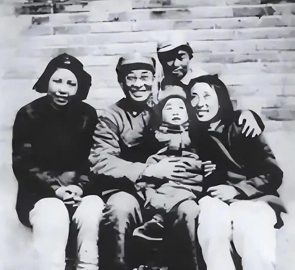 1949年5月，上海刚解放没几天，陈赓就找到了已故妻子王根英的父母家。门打开后，