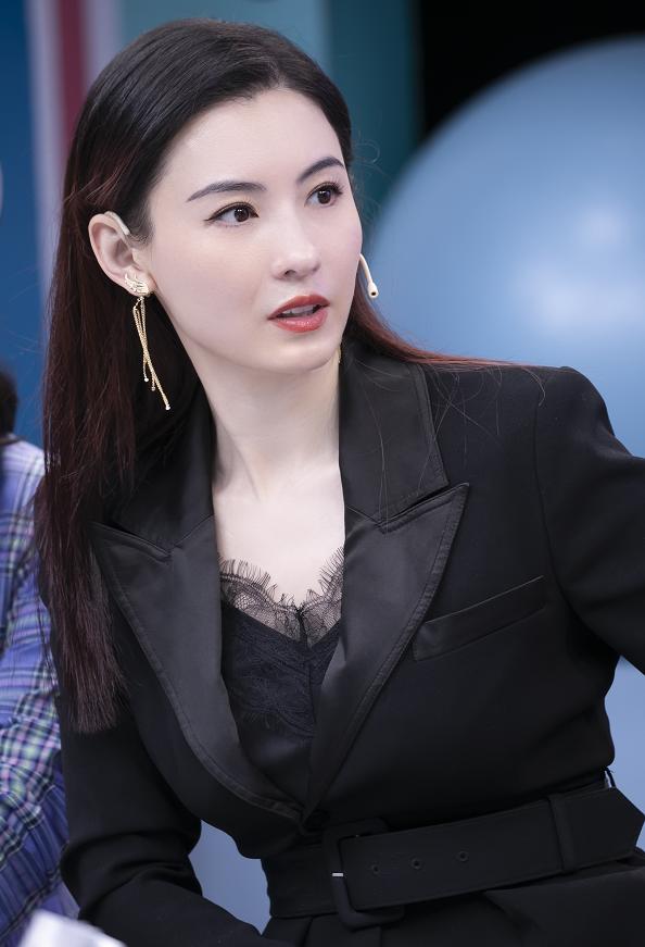 张柏芝哽咽告白青岛，是真情流露还是信息误传？2026年8月15日晚，张柏芝作