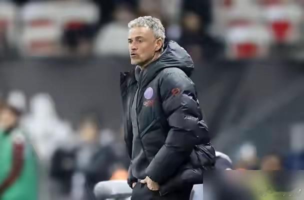 更衣室炸了！拜仁掏1200万违约金，请了个英超降级队主帅。你以为豪门选帅是运筹帷