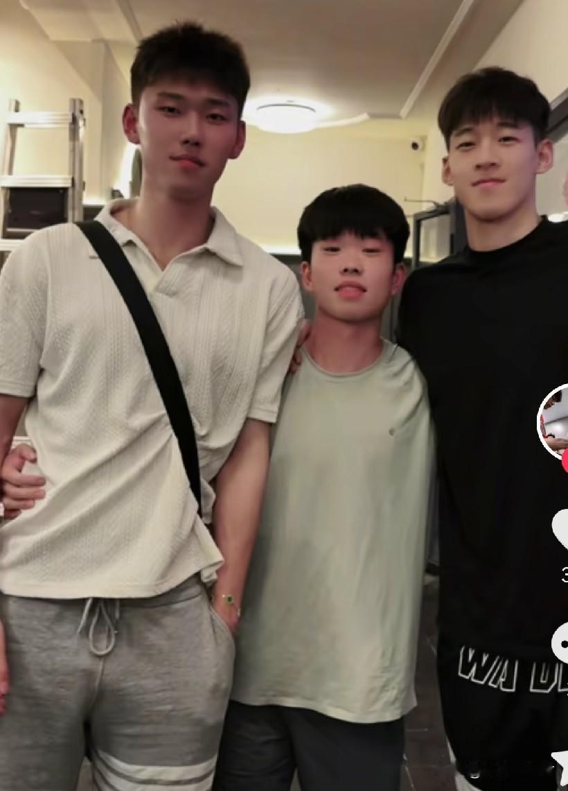 广东男篮球员太吃香了！昨天晚上，梁建斌晒出与李文昊及李奕臻的合影，并且向球迷透