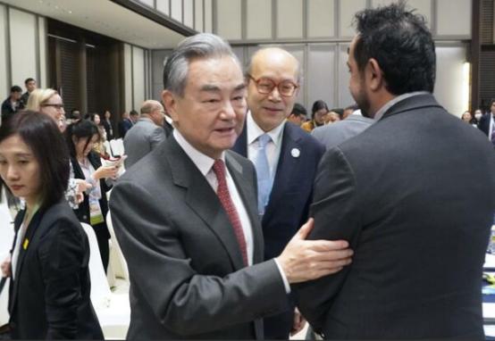 2月11日，日本共同社厚着脸皮说：“昨天，日本外交官终于和王毅握手了，这是日本对