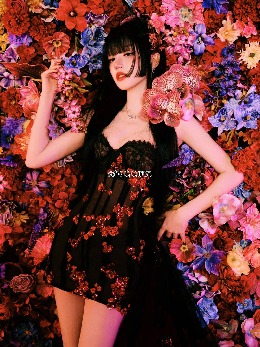 宋雨琦纯正恶女味彻底沦陷！全包眼线勾勒凌厉，血浆唇色添一抹邪魅，表情管理精准如