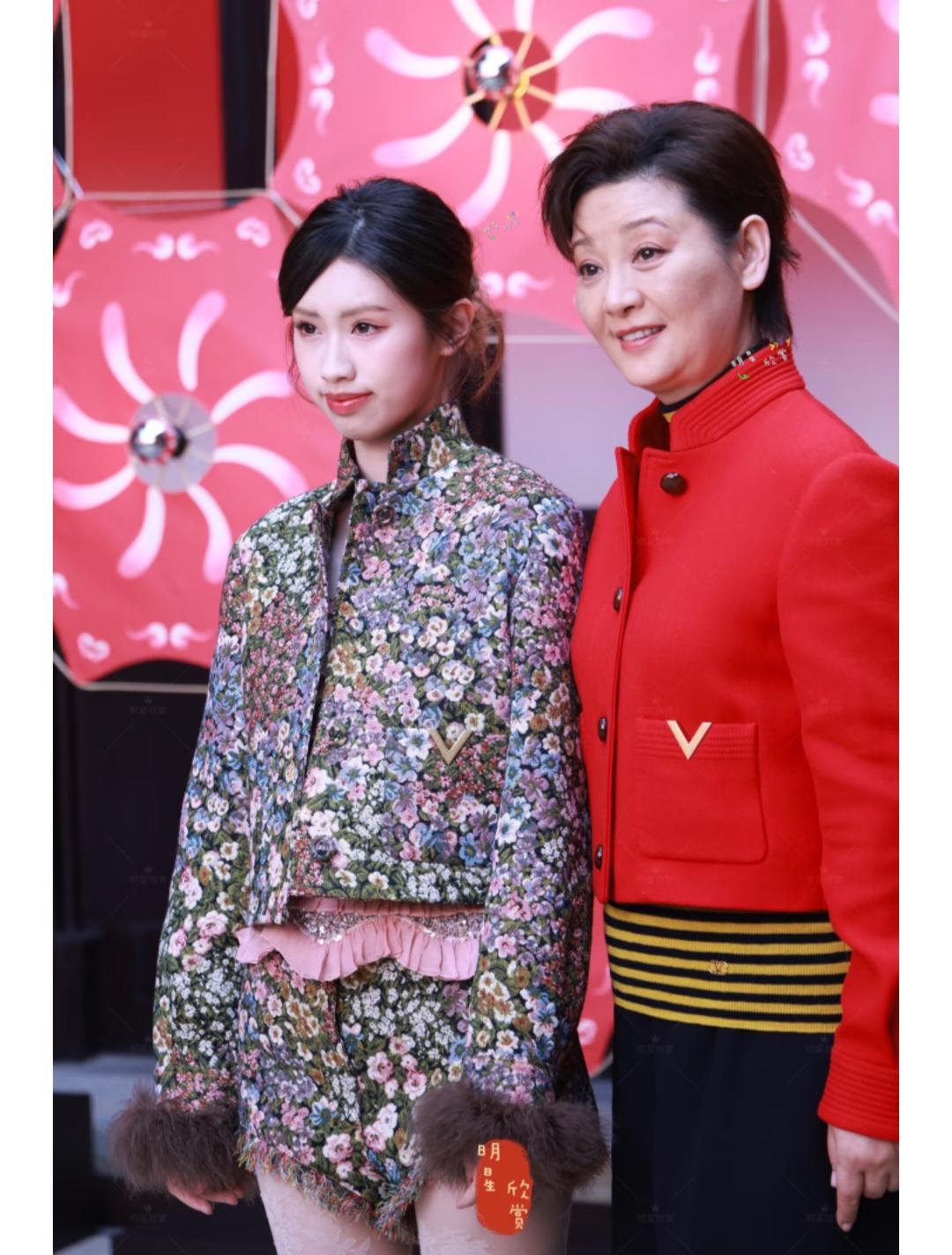 敢当着镜头直呼养母“徐帆”名字的估计只有她了19岁的养女徐朵这不是撒娇，