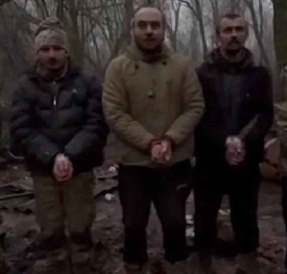 俄军在森林深处俘虏了一队乌军士兵，他们都是来自乌克兰各地，很多都是被拉壮丁的！在