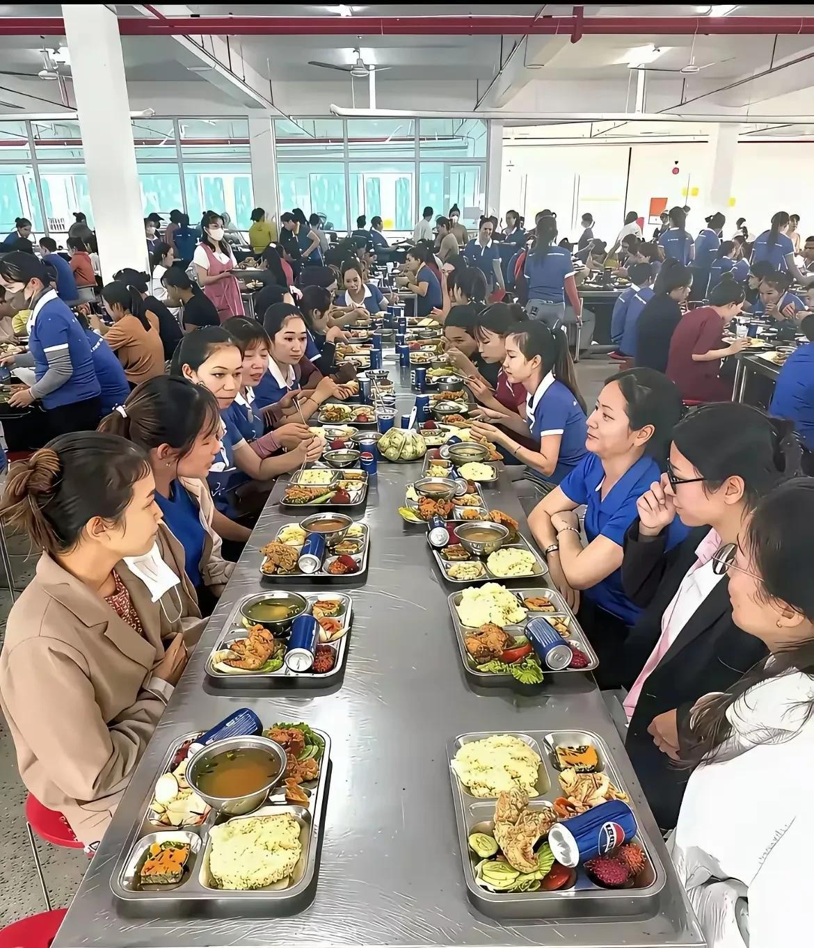 就这个午餐，绝对是天花板，不仅有荤有素，搭配得当，满满一盘子，而且还有汤，居然还