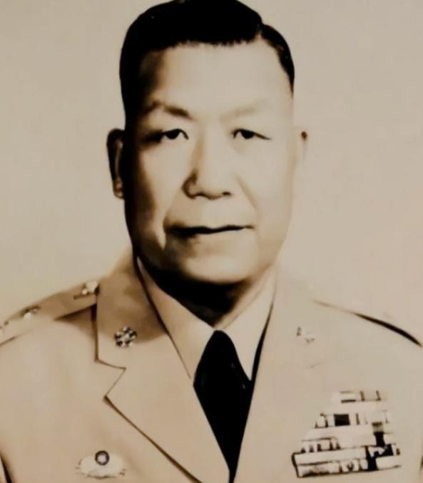 1949年，蒋介石下令炸废青岛，刘安祺接令后沉默不语，转头却把亲信叫进屋里，关上