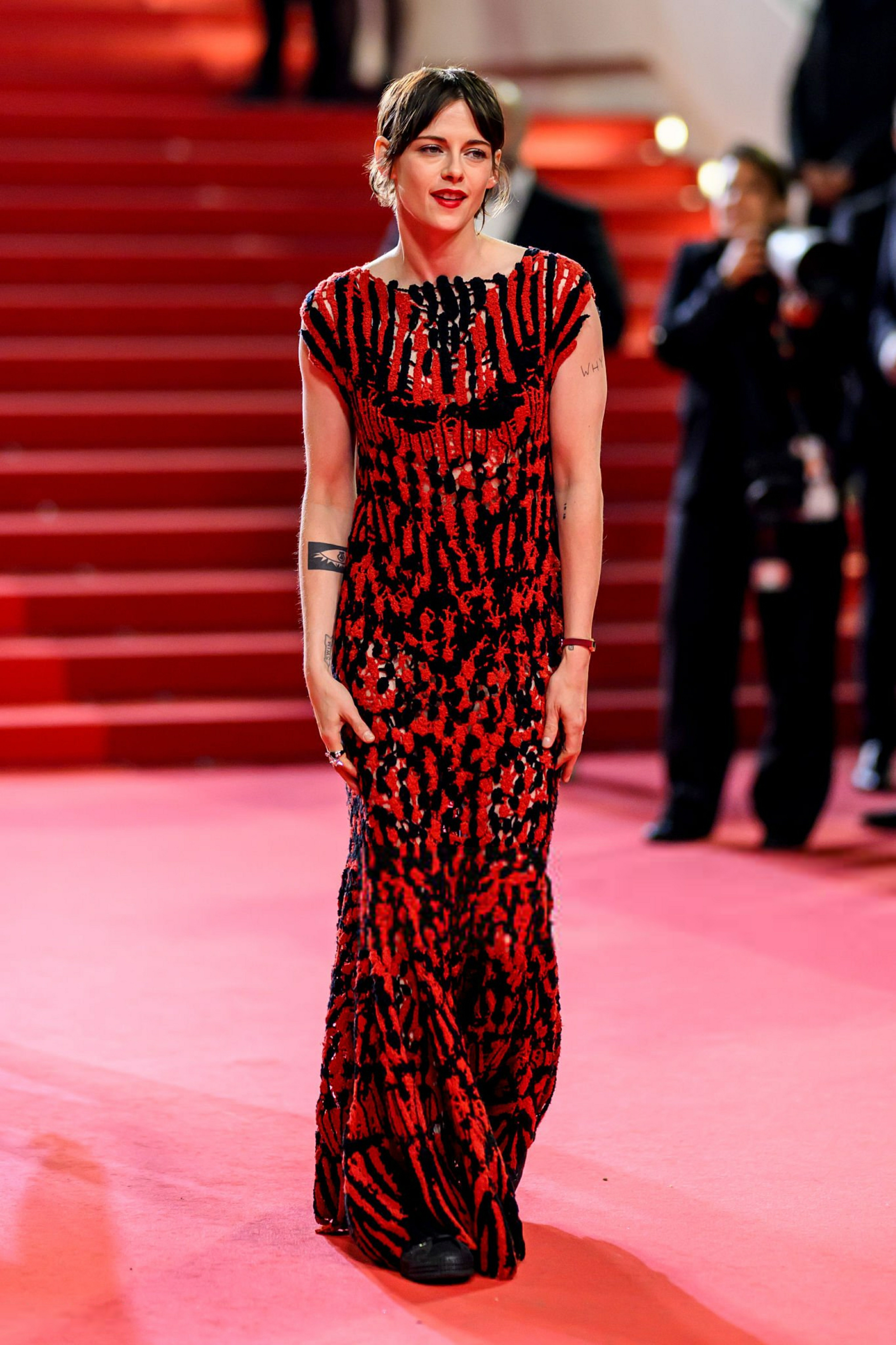 美KKristenStewart亮相主演新片《完整的菲尔》第79届戛纳电影节首