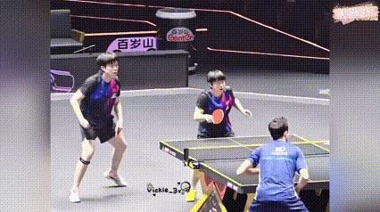 一个摔倒差点拉伤腰，一个内心全是心疼和自责，王楚钦从那过后都想一板过。看孙颖莎