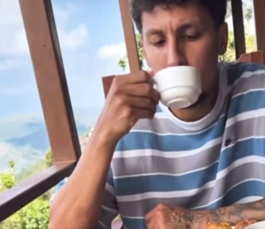 间歇期泰山队外援克雷桑和女友去三亚度假，从克雷桑自己发的照片来看，克雷桑这个假期