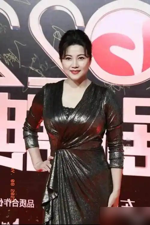 别再吹什么神仙爱情了。我告诉你，52岁的颜丙燕拿下小20岁男友，靠的根本不是