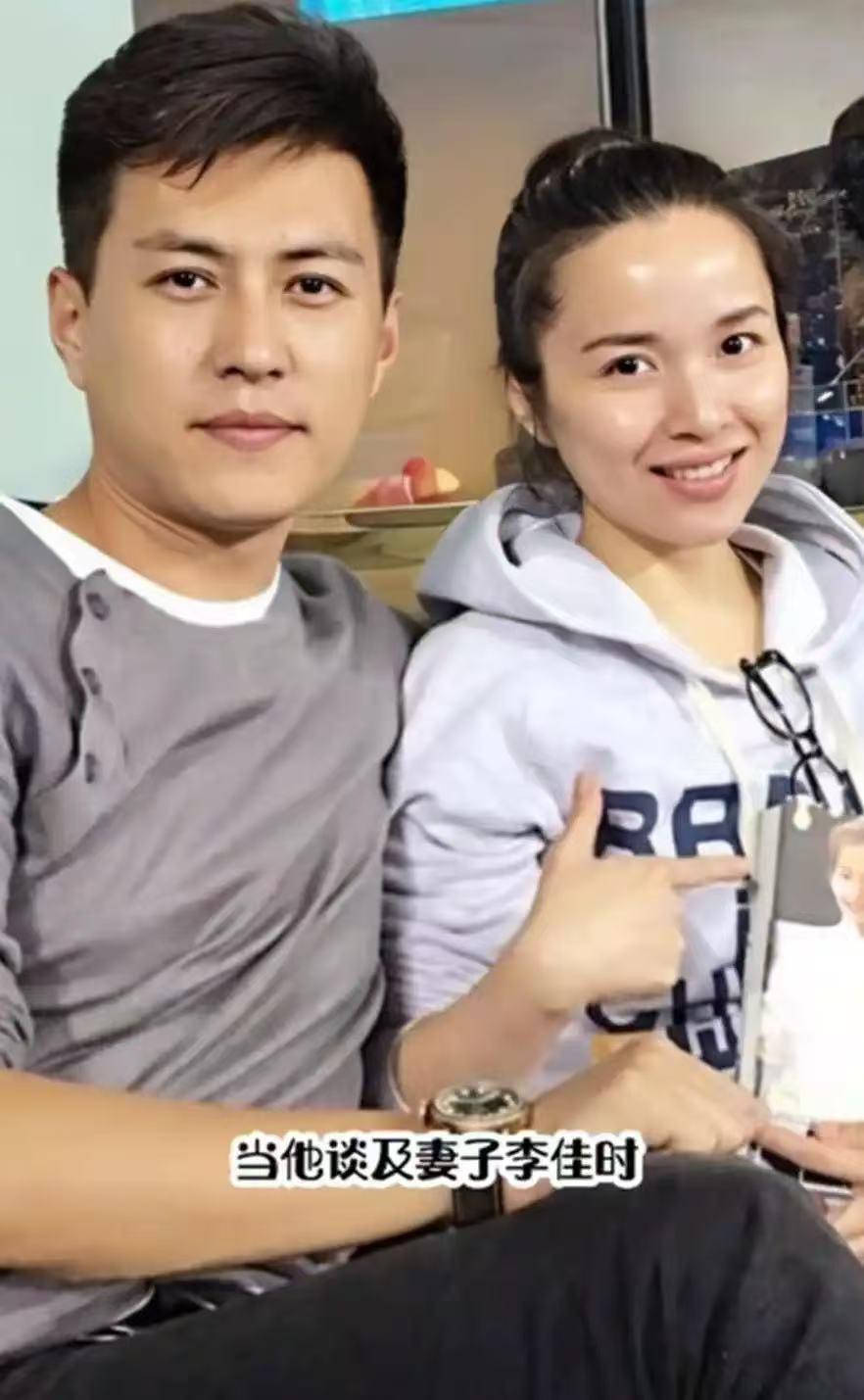 “你一个大小伙子，为何非要娶个离婚的？你这么做让我的脸往哪搁？”靳东老父亲从山东