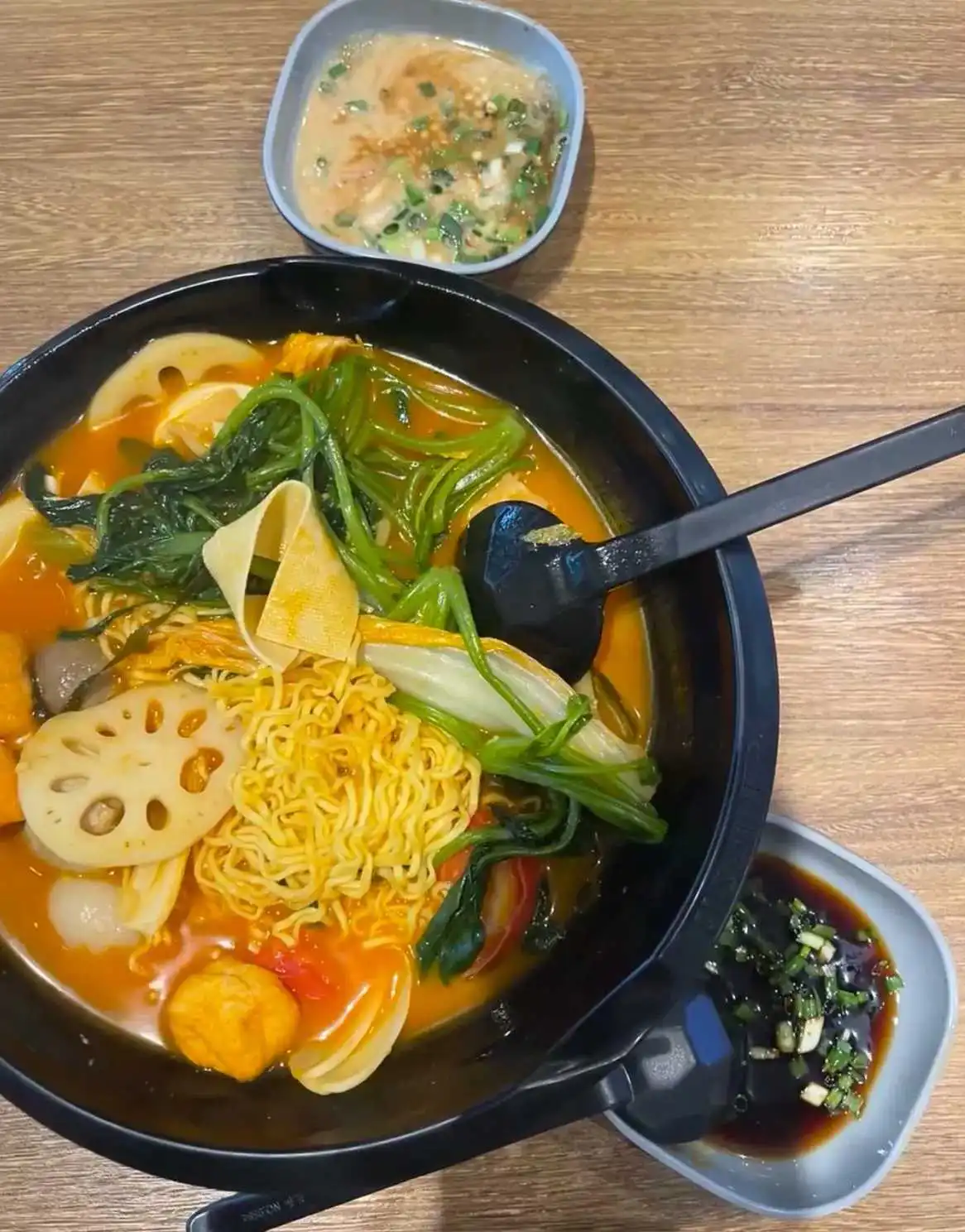 亲眼见到一个快乐的小女孩被她妈妈毁掉的全过程。中午不想做饭去吃了碗麻辣烫，一