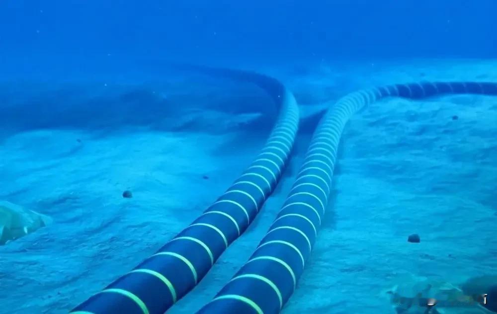 伊朗这回是真没憋住,直接把海底那7根玻璃管子给扒光了。前两天塔斯尼姆通讯社甩出