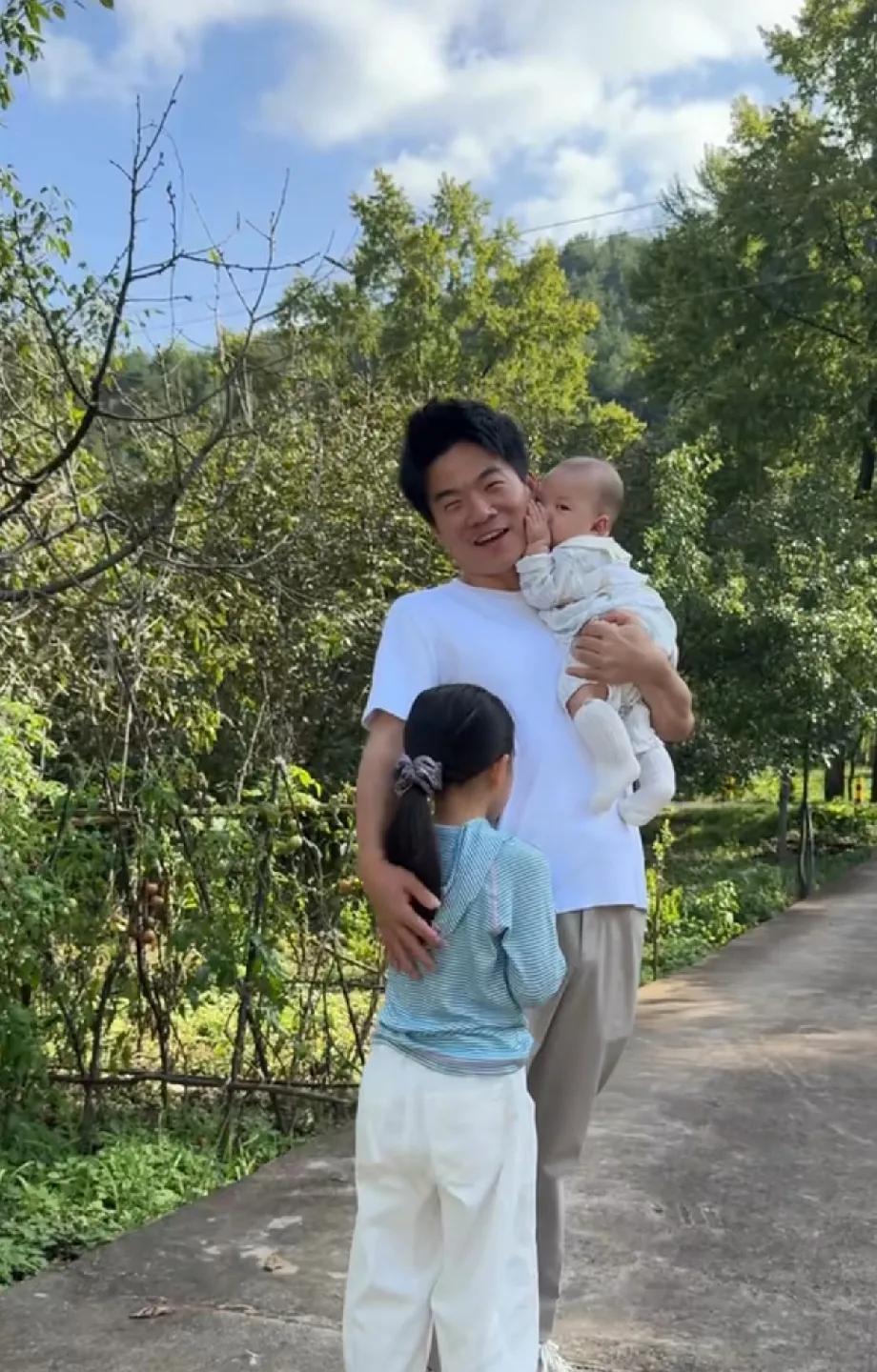 董宇辉回陕西老家“晒娃”！网友一句话让董宇辉“汗颜”！董宇辉今天“水”了一个