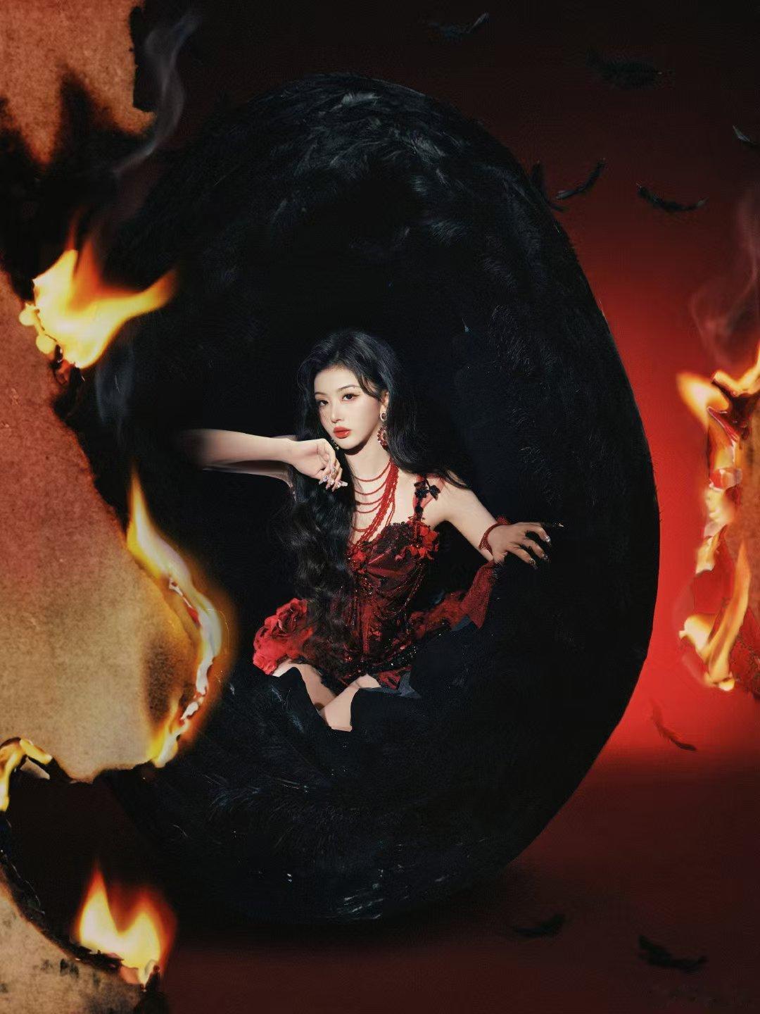 孔雪儿烈焰玫瑰孔雪儿玫瑰吊带红裙OMG…好美！