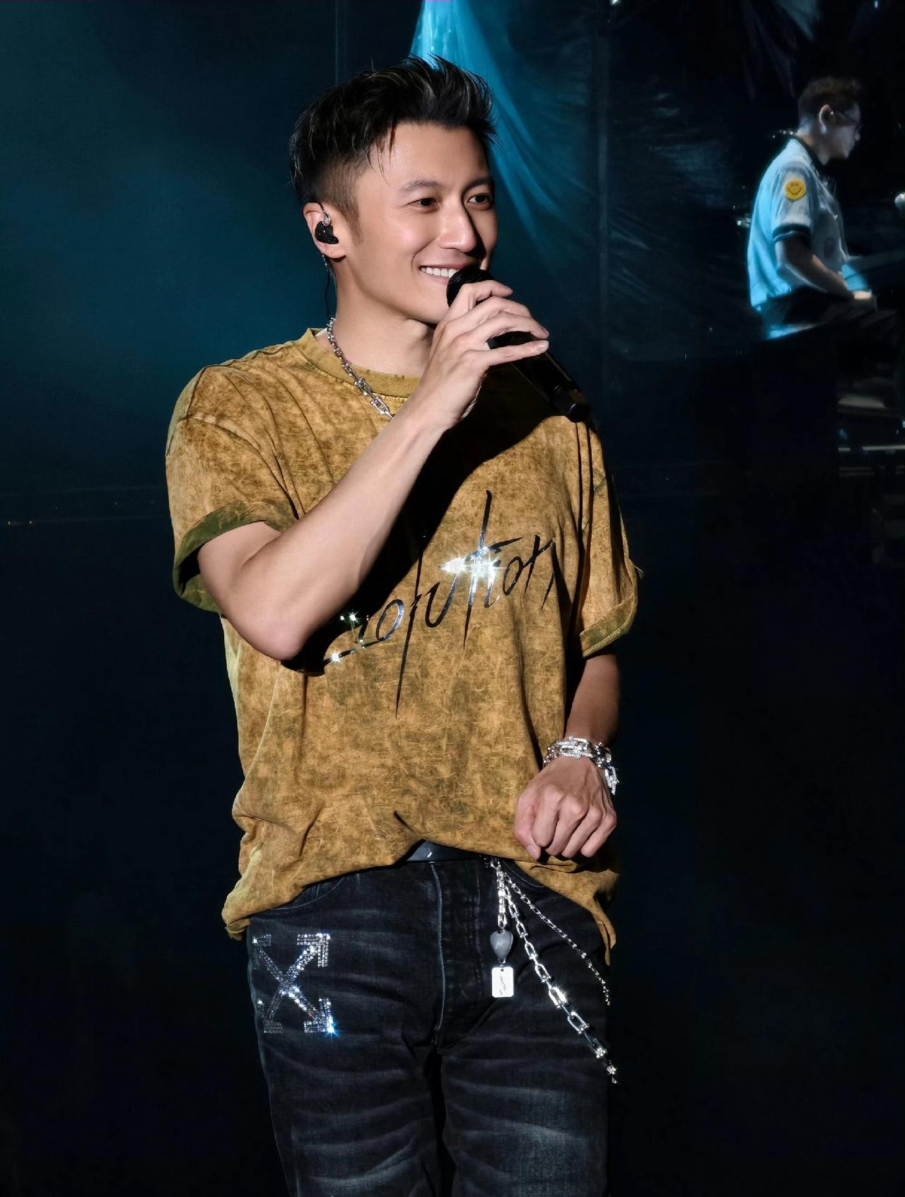 谢霆锋广州演唱会雨中换衣服，好身材就这么暴露了！换衣服可以理解，不理解的是换上