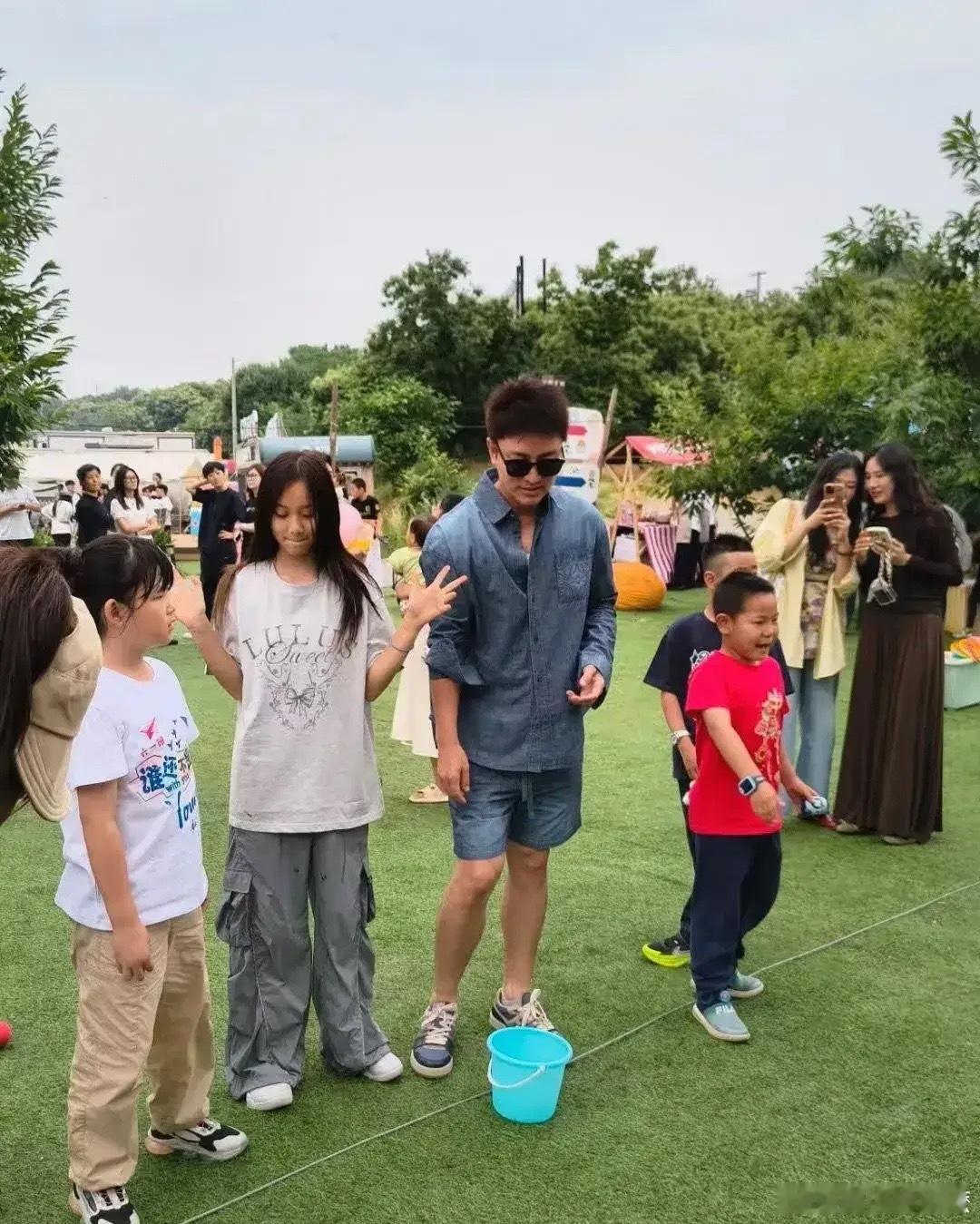 不怪李小璐为他生孩子，真人巨帅啊。[赞][赞]​​​