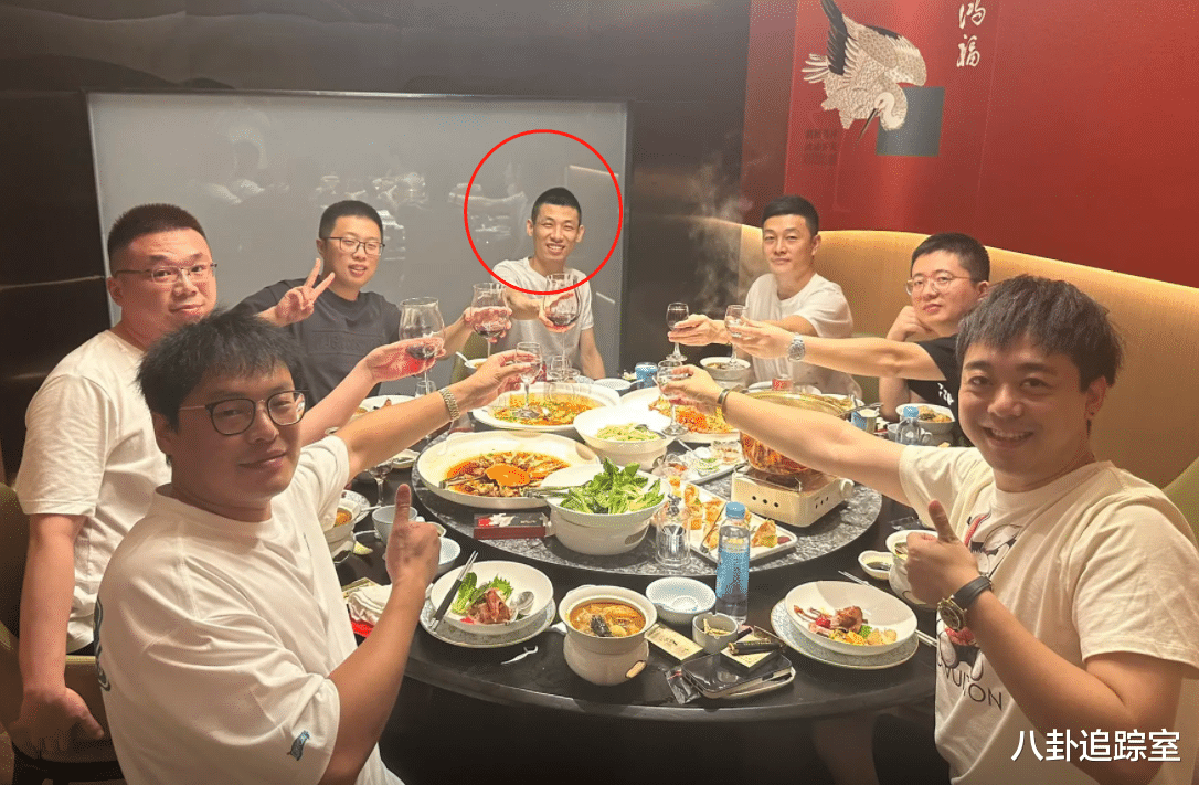旭旭宝宝首秀! 小杨哥刷10.2W排前10, 3h赚6285W, 座椅落灰妻被骂