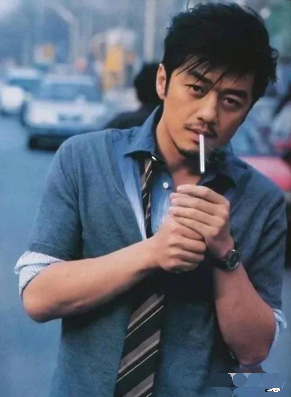 李亚鹏年轻时候是帅气十足的，无以伦比的李亚鹏年轻时候是帅得无以伦比的。看看他