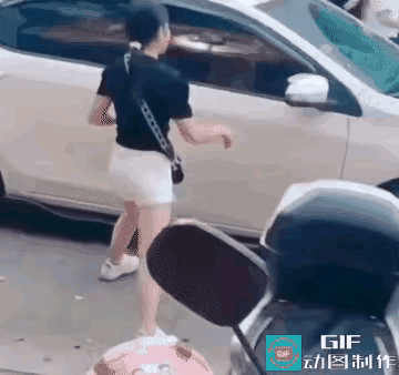 老话真没说错，有些女人就是讲不通理！这女的也太横了吧，跟疯了似的逮谁咬谁。人家好