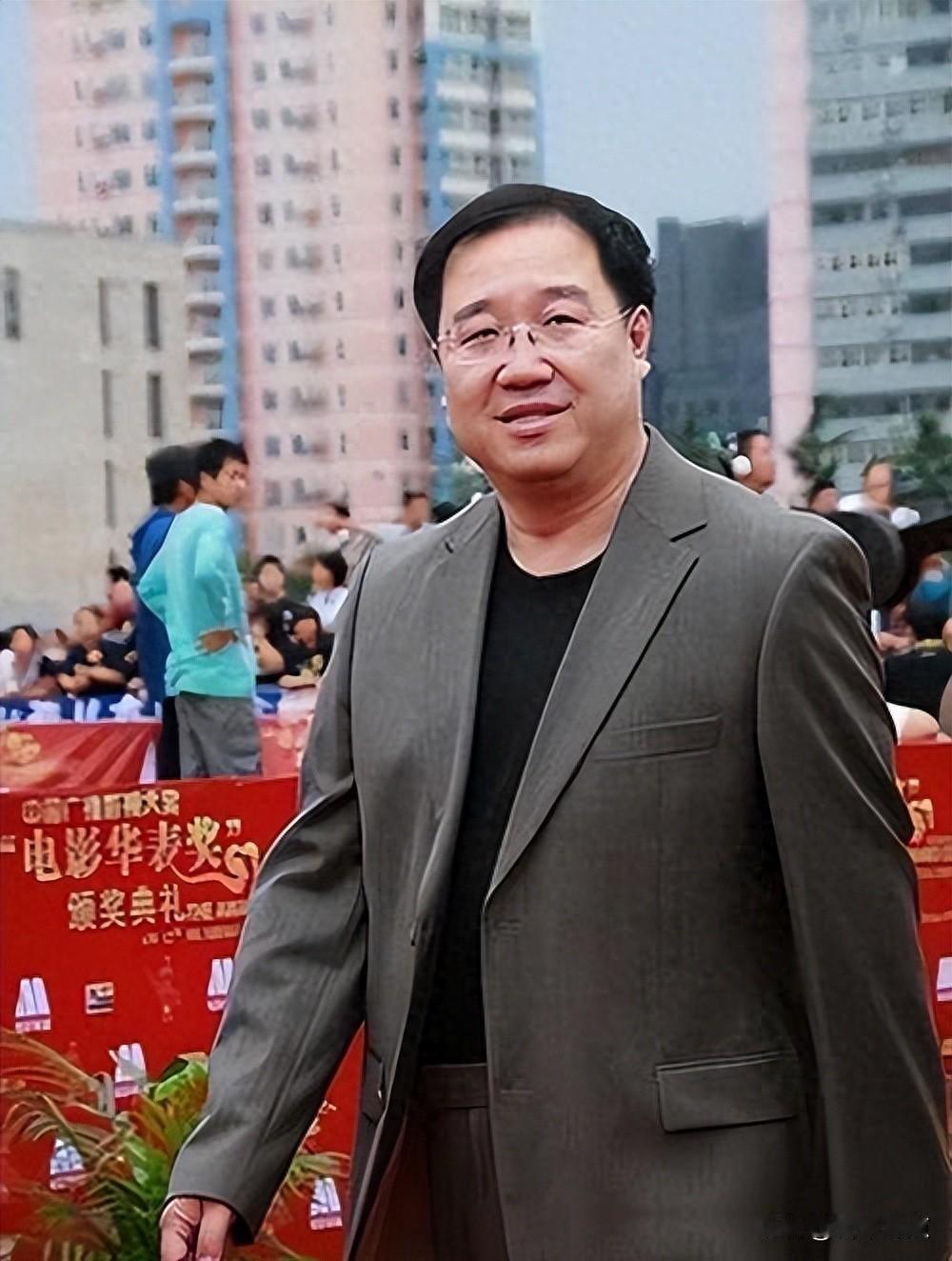 65岁英达，家里没人接电话，血脉真能靠照片续上吗？英达最近老上热搜，不是因为新