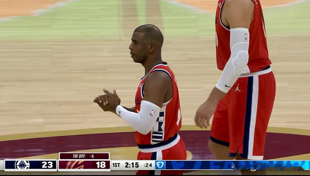 快船老将保罗真是极度的讨厌得分！在今天进行的快船和骑士的比赛中，目前双方的上半场