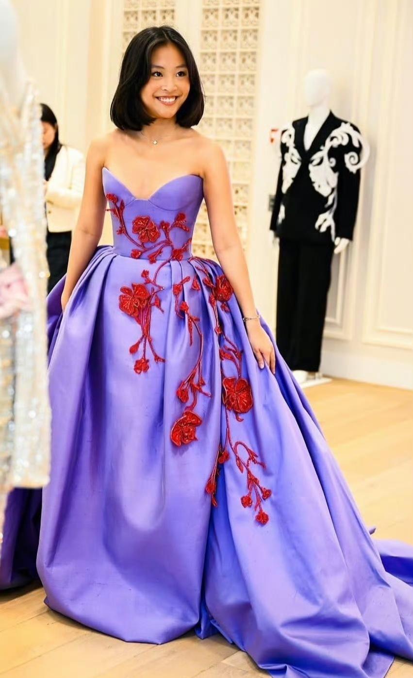 今年的巴黎名媛舞会，邀请的是的中国名媛是陈可辛和吴君如的女儿陈是知。陈是知今