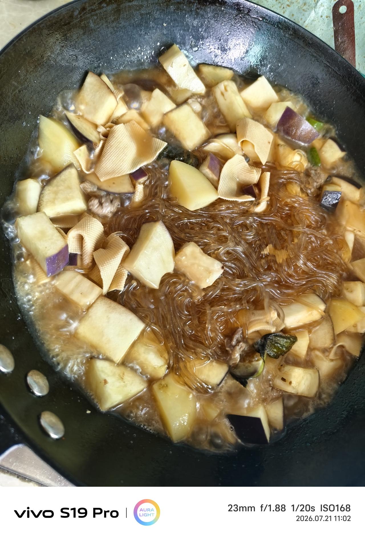 简单的饭菜也是我的爱……炎热的夏天估计谁也不愿意做饭，村里的厨房也没空调，做一顿