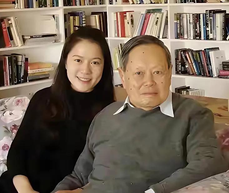 国庆遇寿辰！杨振宁103岁状态引赞，翁帆陪伴太暖心国庆当日，103岁的杨振