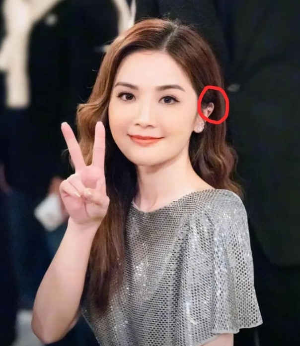 年轻时没生小孩，老了会不会后悔？看看港星阿Sa就知道了。阿Sa最近在节目里摊开