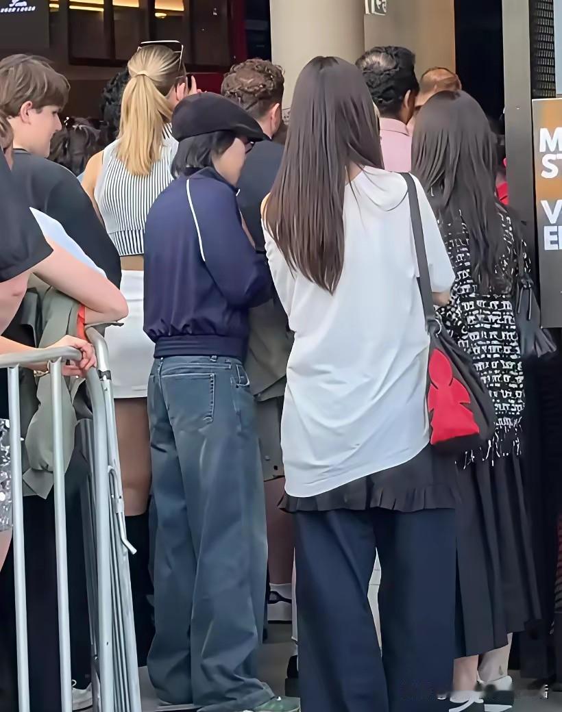 愿意在一起就在一起吧，人家父母还不管呢，大家就别操心了[笑着哭][笑着哭]王菲窦唯