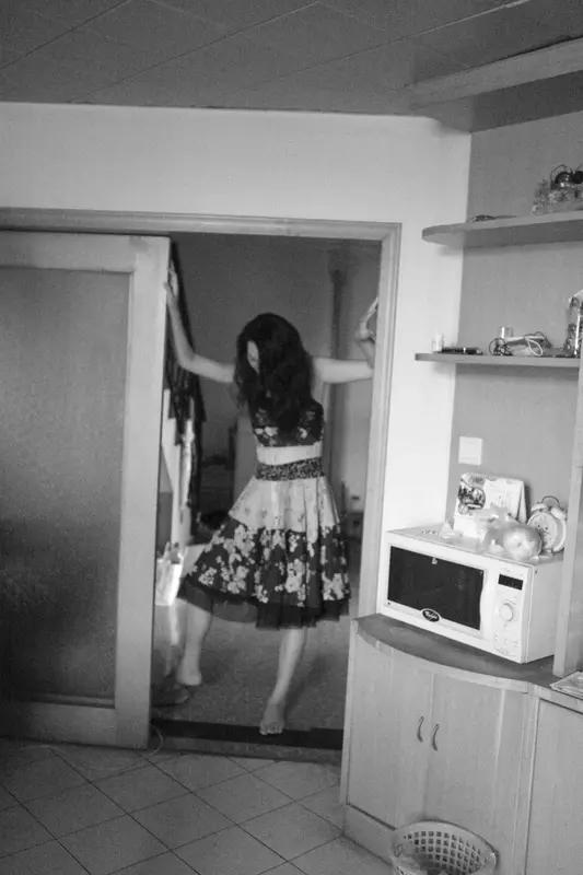 脊背发凉！爱泼斯坦房间跳舞视频，女孩僵硬的肢体藏着权贵的罪恶家人们捂住屏幕