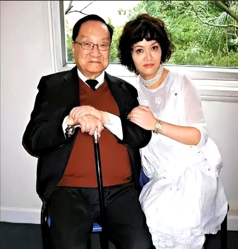 金庸应允后1976年，52岁的金庸陷入与16岁女士林乐怡的忘年恋。为了能