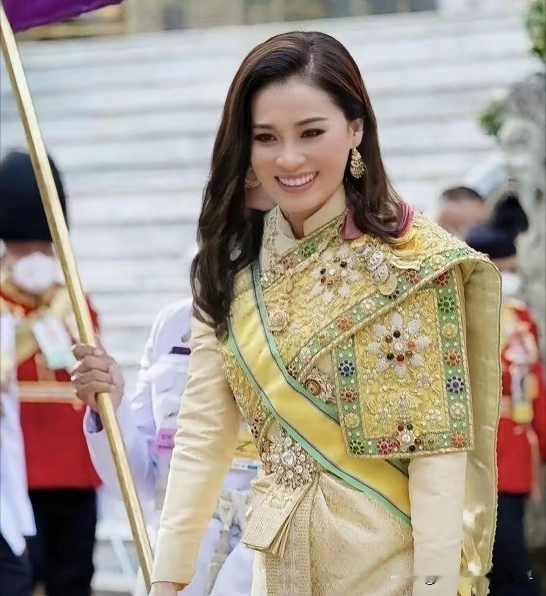 ＃一场不同寻常的“美妇时装秀＃十一月的北京，银杏叶铺成金色地毯时，素提达王后的