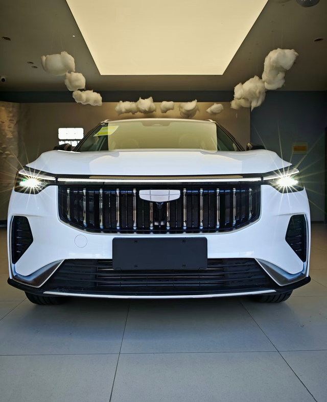 一大早就来店里又整了一早上总算是提了车了。这个角度看着囧囧有神好帅！