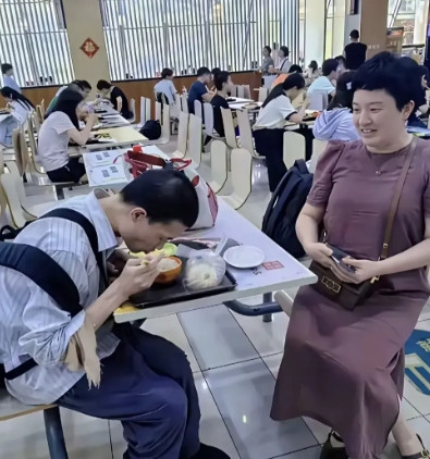 丈母娘看女婿！北京大学的副教授韦东亦简称（韦神）坐在北大的食堂里用餐，全程低调头