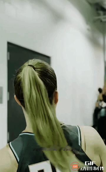 成龙大哥现身WNBA，和女球员激情相拥！原来我龙哥也爱篮球[笑着哭]